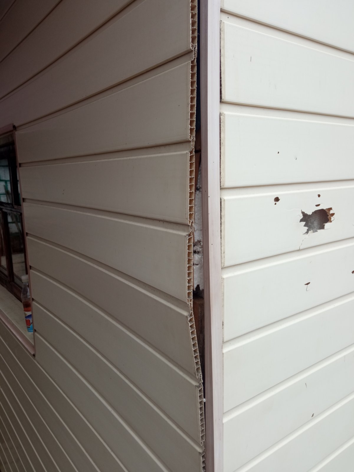 У селищі Зноб-Новгородське внаслідок обстрілу було тяжко поранено чоловіка та сильно пошкодило будинок 